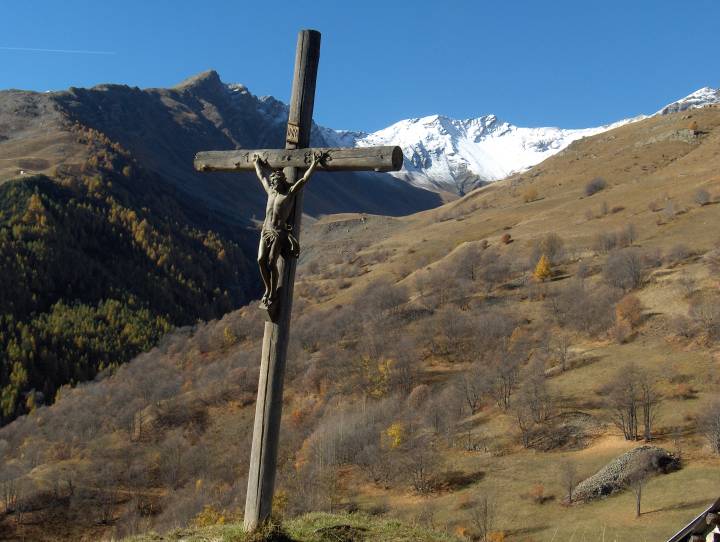 croix avec montagne enneige 